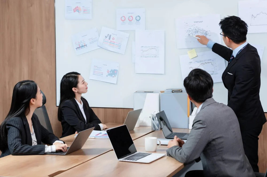 Cabide Acrílico Transparente com Gancho Metálico