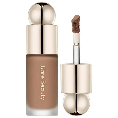Rubor líquido de contorno en Rosy Brown: sombra de ojos facial hidratante, resistente al agua y voluminosa.