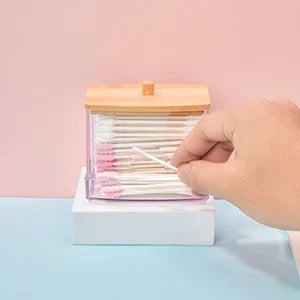 Porta Cotonetes com Tampa de Bambu – Dispensador de Cotonetes | Recipiente Transparente em Plástico com Tampa de Bambu | Organizador para Casa de Banho