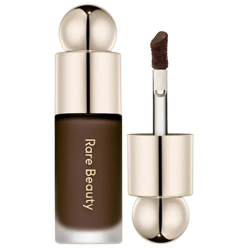 Rubor líquido de contorno en Rosy Brown: sombra de ojos facial hidratante, resistente al agua y voluminosa.